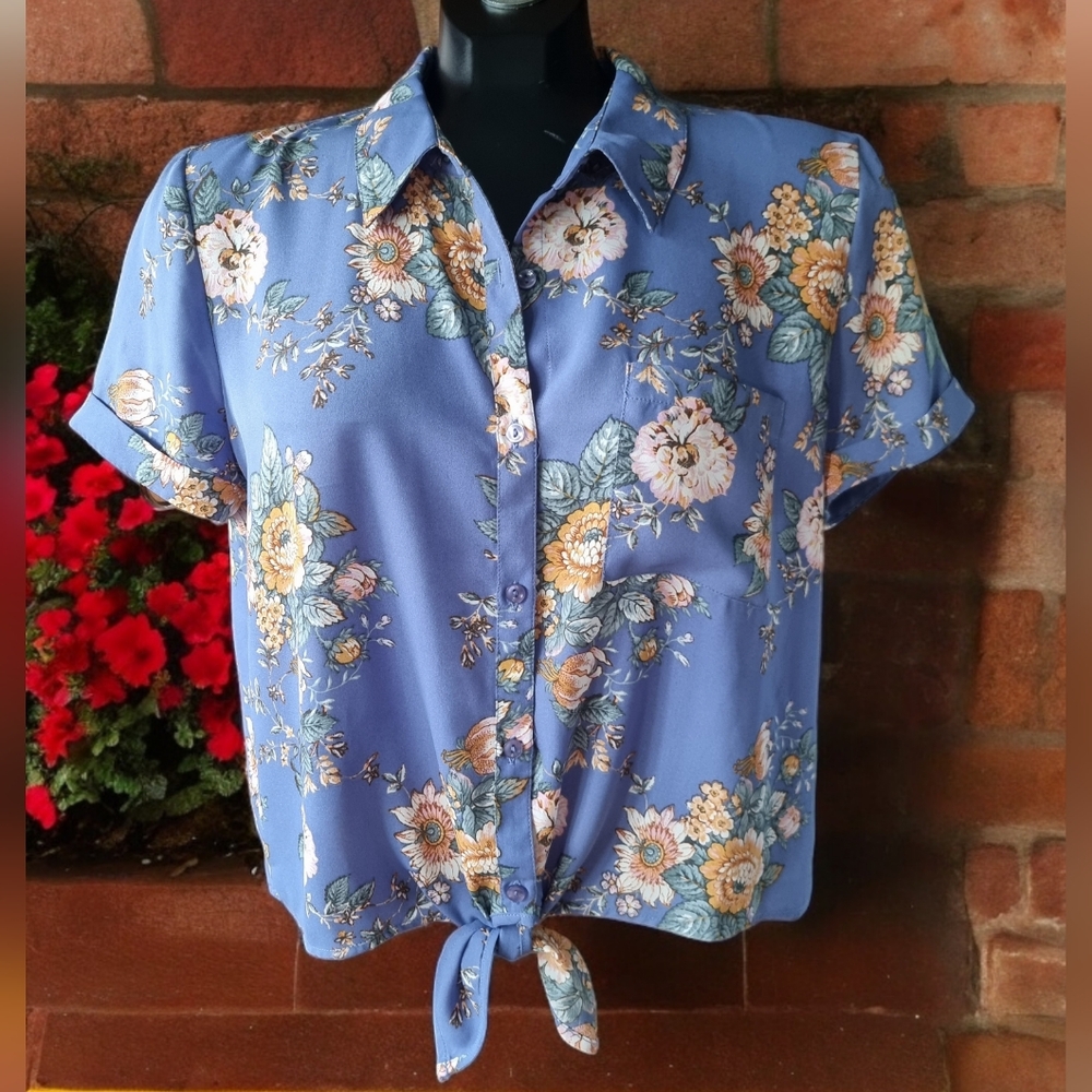 🌟3/$40 Sale!Mix & Match🌟Pink Rose Front Tie Flowy Floral Blouse